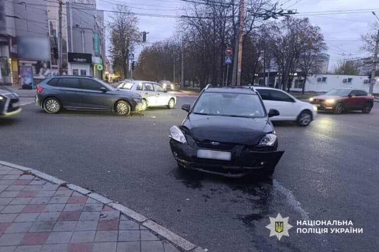 У Черкасах зіткнулися автівки. Є потерпіла водійка
